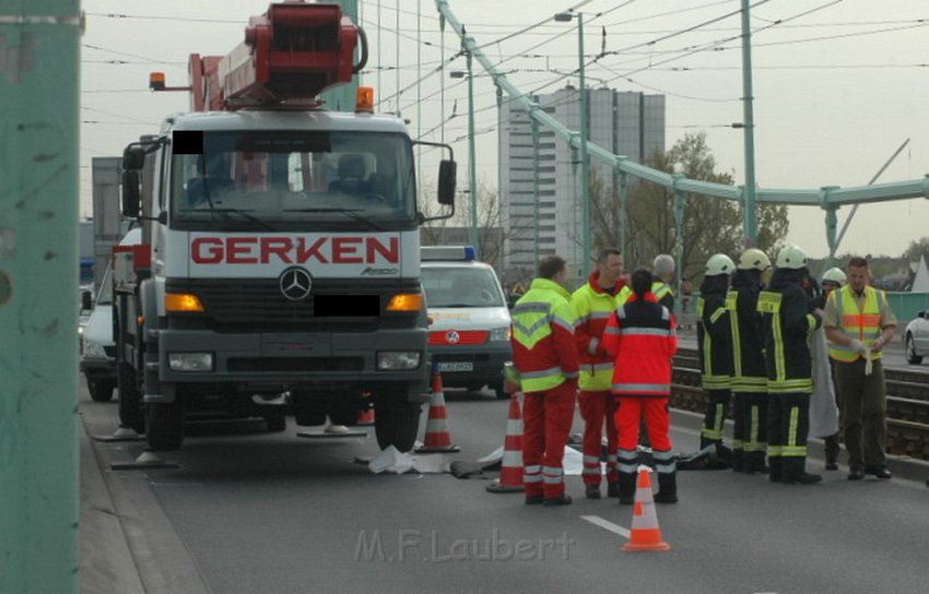 Arbeiter abgestuerzt vom PKW ueberfahren Koeln Muelheim Muelheimer Bruecke P02.jpg
